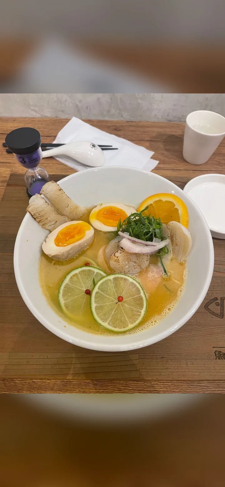 相機取景示意：對準一碗餐點準備拍照